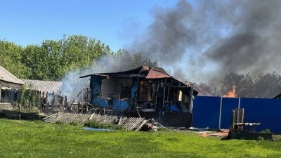 Жилые дома горят под Курском после обстрела ВСУ