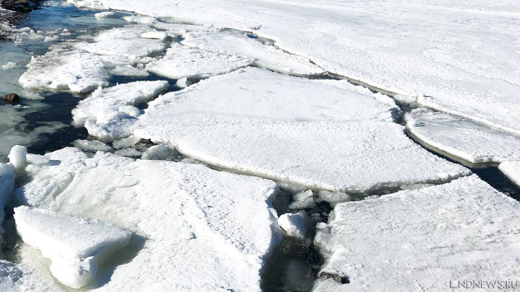 Российский танкер застрял во льдах в Охотском море