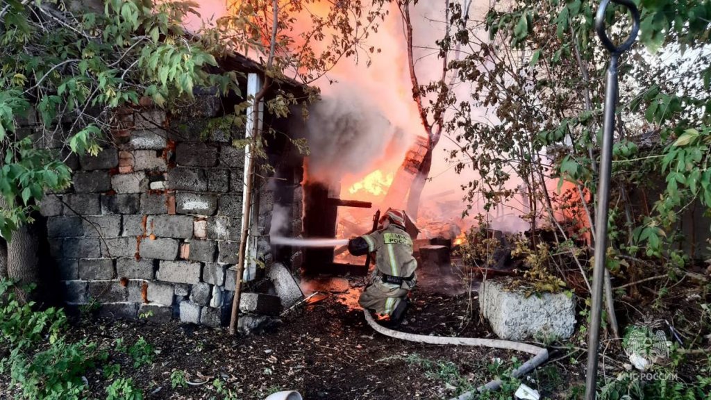 На юго-западе Екатеринбурга горят деревянные постройки (ФОТО)