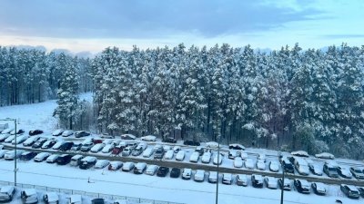 Энергетики уже 18 часов борются с последствиями снегопада в Свердловской области
