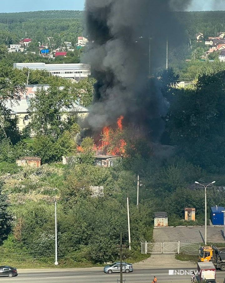 На юго-западе Екатеринбурга горят деревянные постройки (ФОТО)